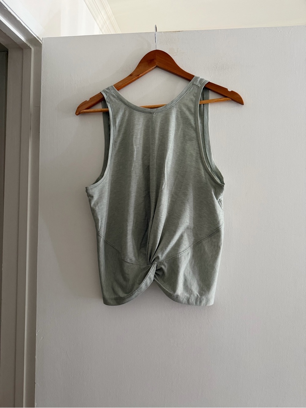 Athleta Opal Green Heather Athletic Essence Twist Tank Top size Large EUC - Picture 3 of 8